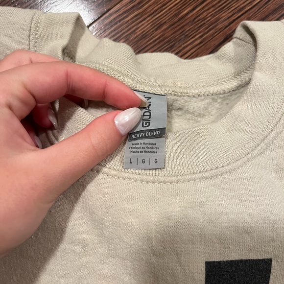 Unisex Large Gildan crewneck (fits like a medium) - Picture 3 of 4